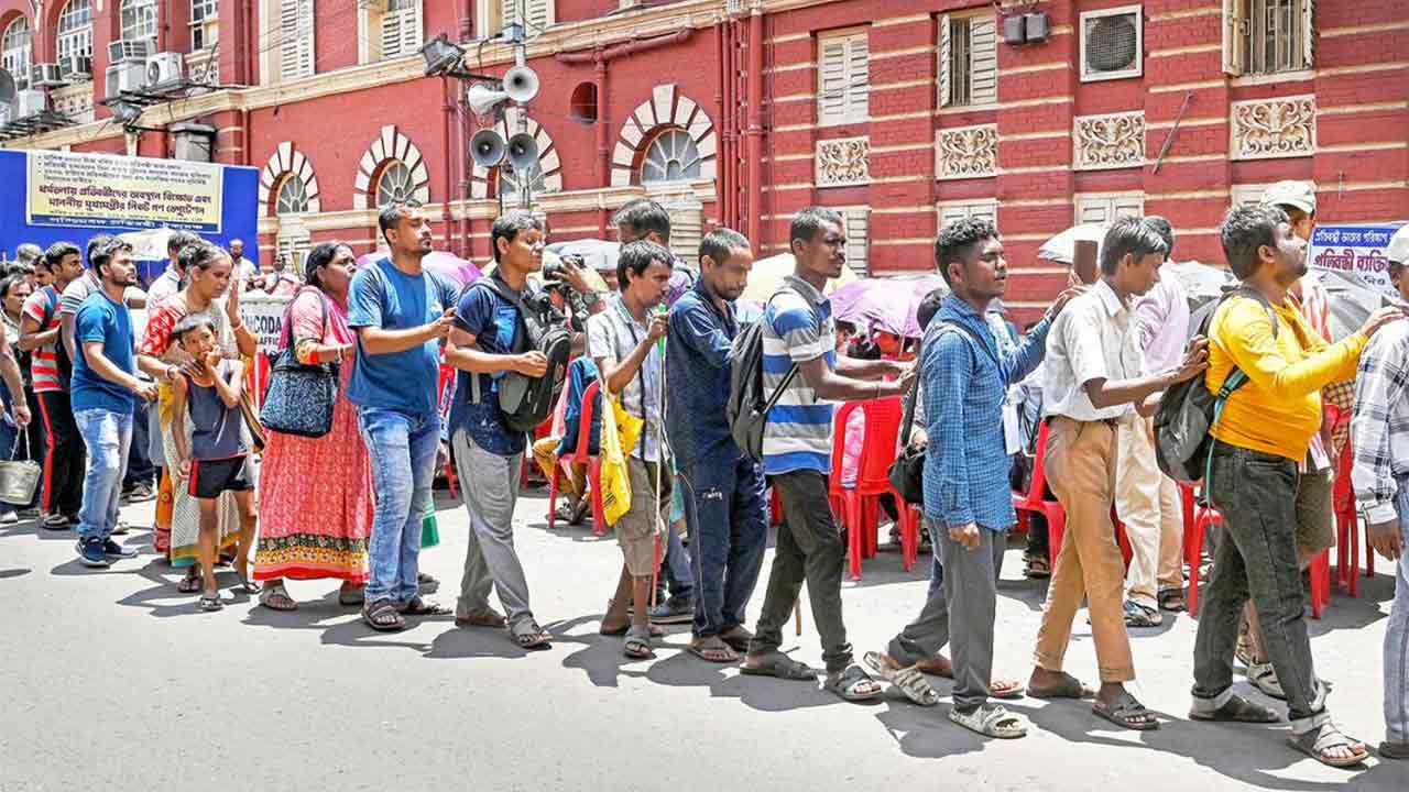 দাবি: প্রতিবন্ধী ভাতা বৃদ্ধি-সহ একাধিক দাবিতে কলকাতা পুরসভার পাশে অবস্থান-বিক্ষোভে দৃষ্টি প্রতিবন্ধী-সহ অন্যেরা। শুক্রবার।