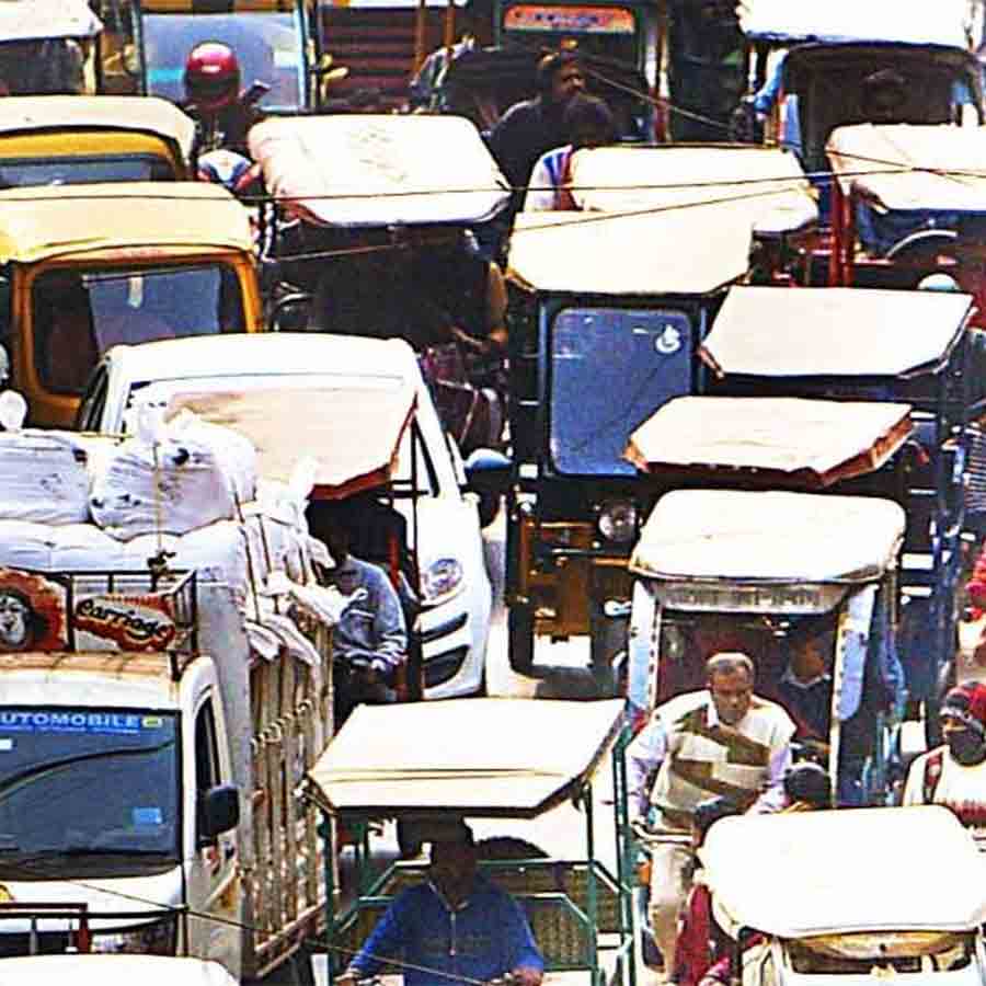 Purulia district traffic police made one way passage for totos to control traffic congestion