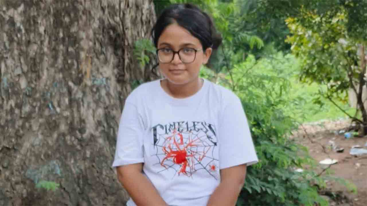 দোকানে অনুষ্কা। নিজস্ব চিত্র