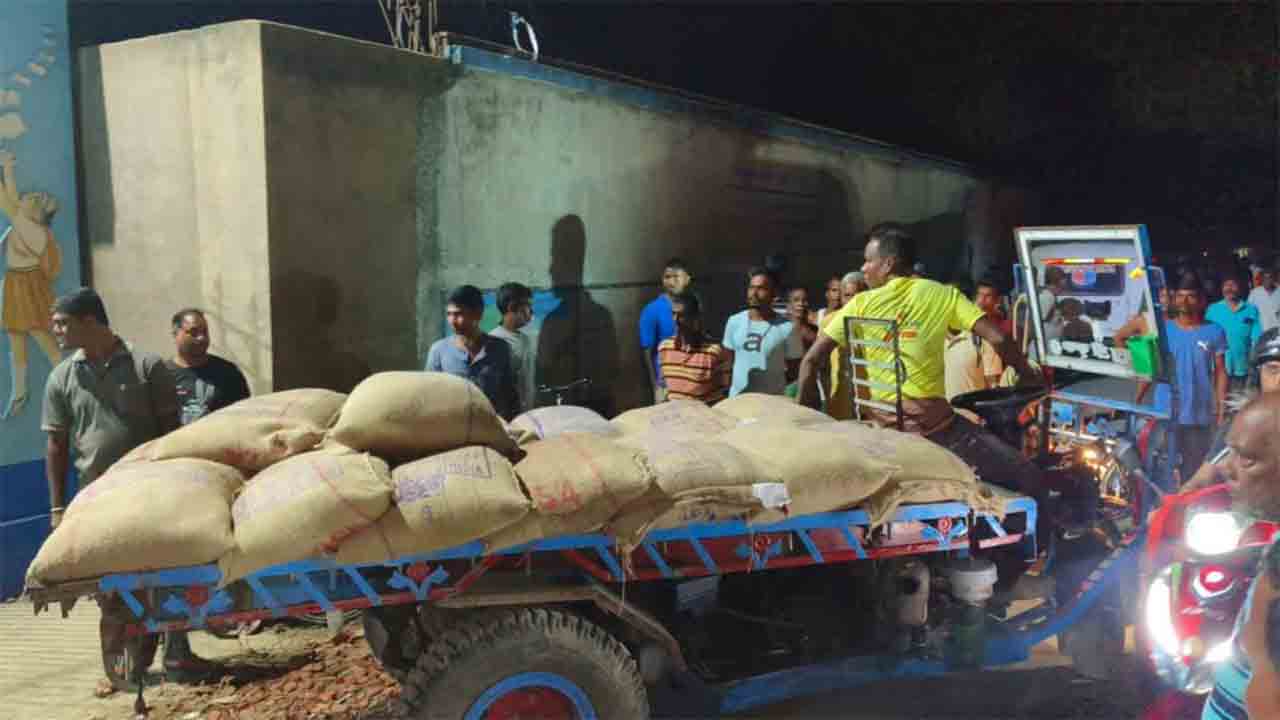 স্কুল থেকে বের করে নিয়ে যাওয়া হচ্ছে চাল। 