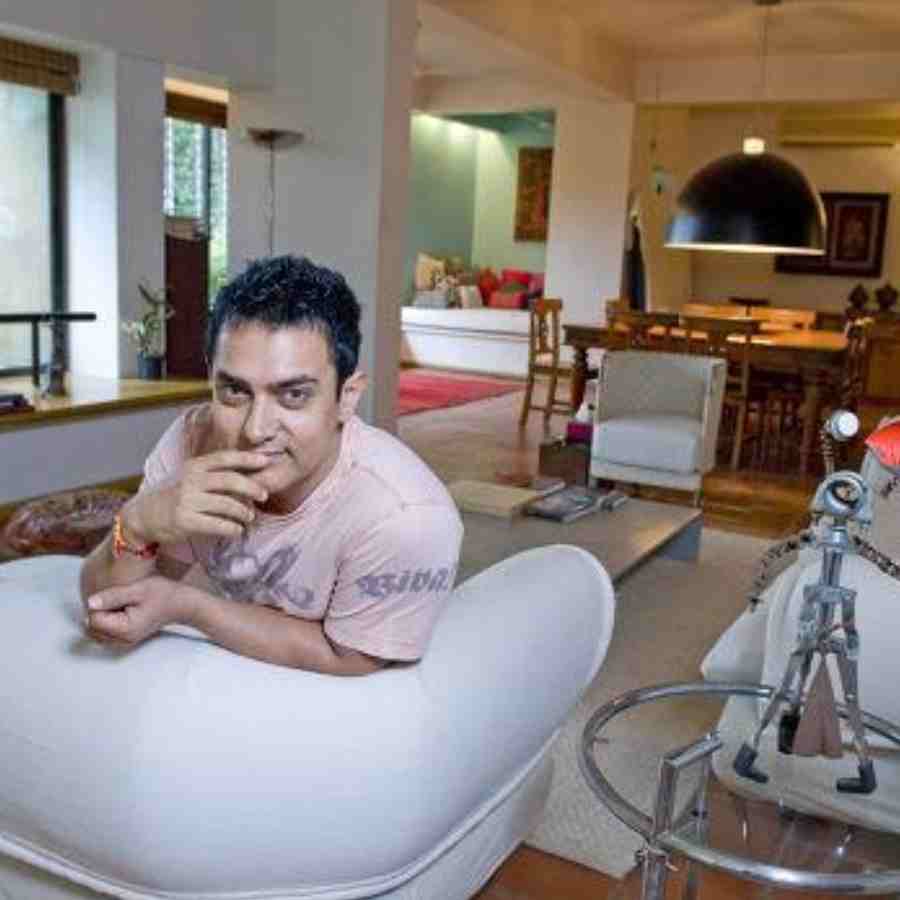ঘরের যাবতীয় আসবাব কাঠের তৈরি। বাড়ির সকলে মিলে বসে সিনেমা দেখার আলাদা ব্যবস্থাও আছে।