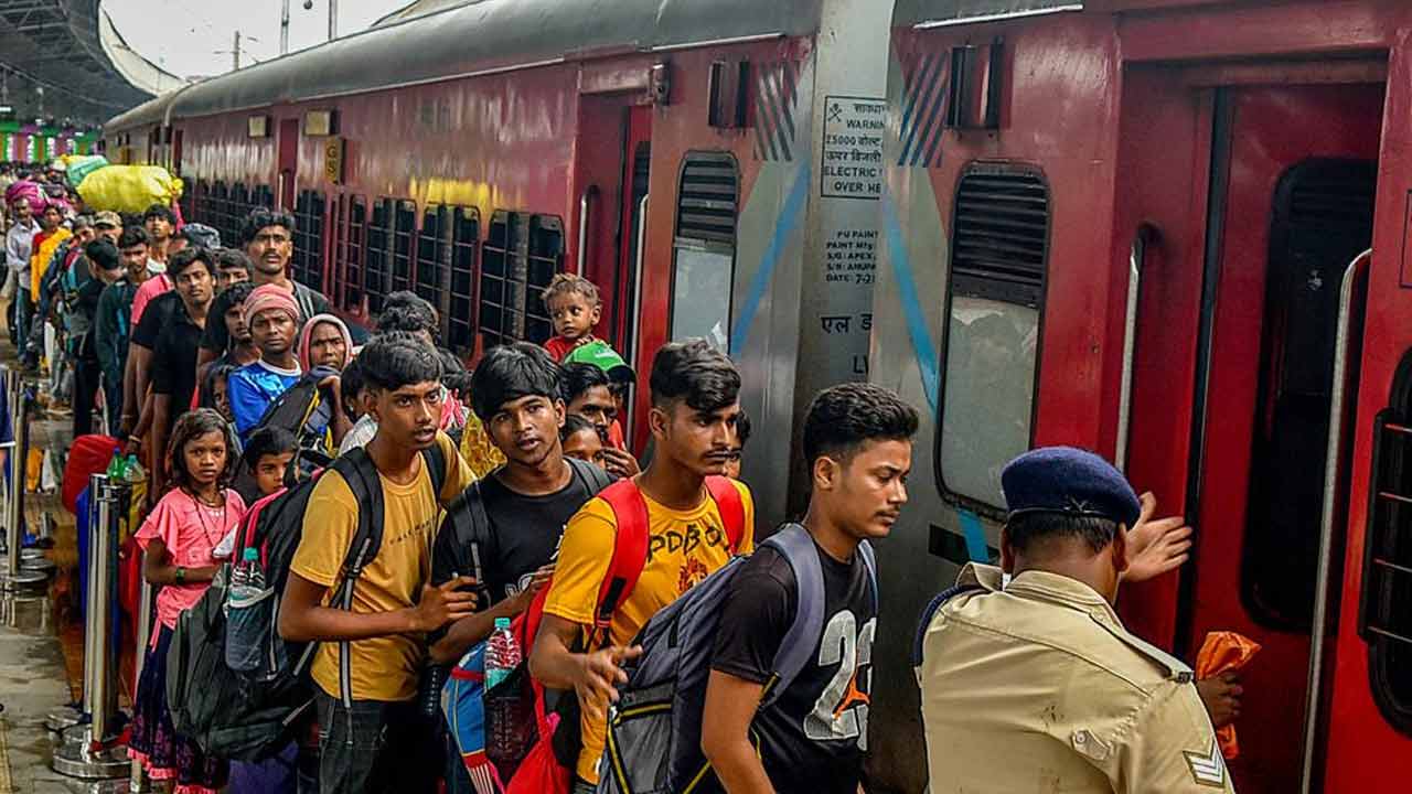 50 Bangladeshi nationals sent to West Bengal from Tamil Nadu by train for deportation
