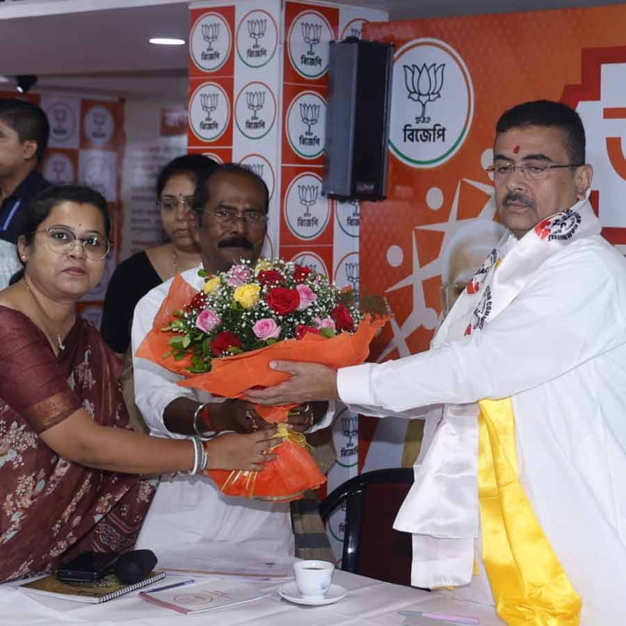 হকার সংগঠনের সদস্যদের সঙ্গে বৈঠকে মুখ্যমন্ত্রী শুভেন্দু অধিকারী।
