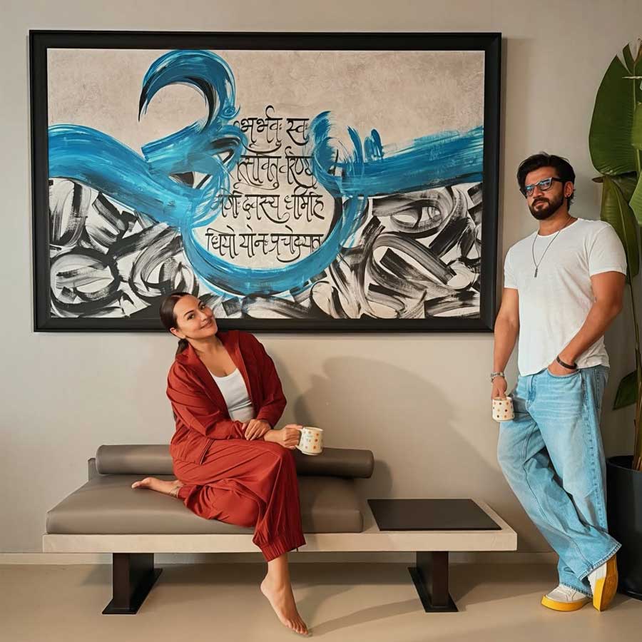 সোনাক্ষী-জ়াহিরের বাড়ির দেওয়ালে গায়ত্রী মন্ত্র ও কলমা আঁকা ছবি।