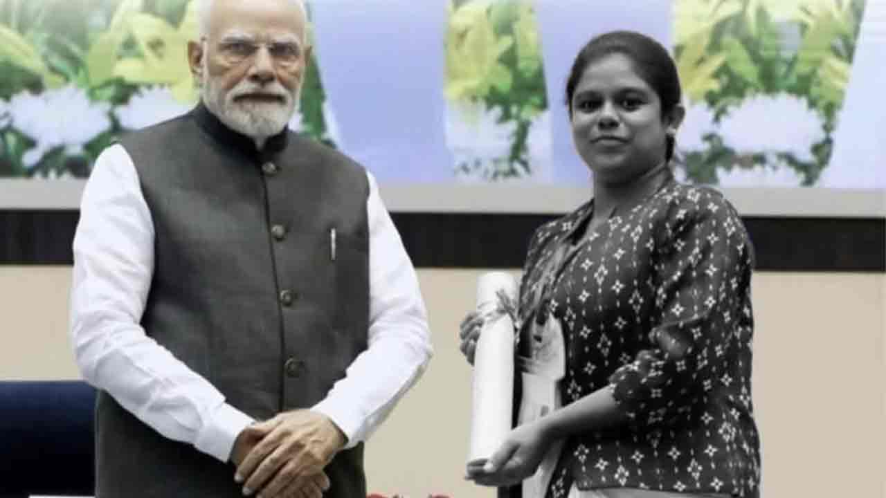 প্রধানমন্ত্রী নরেন্দ্র মোদীর হাত থেকে পুরস্কার নিচ্ছেন ঋত্বিকা সাহা।
