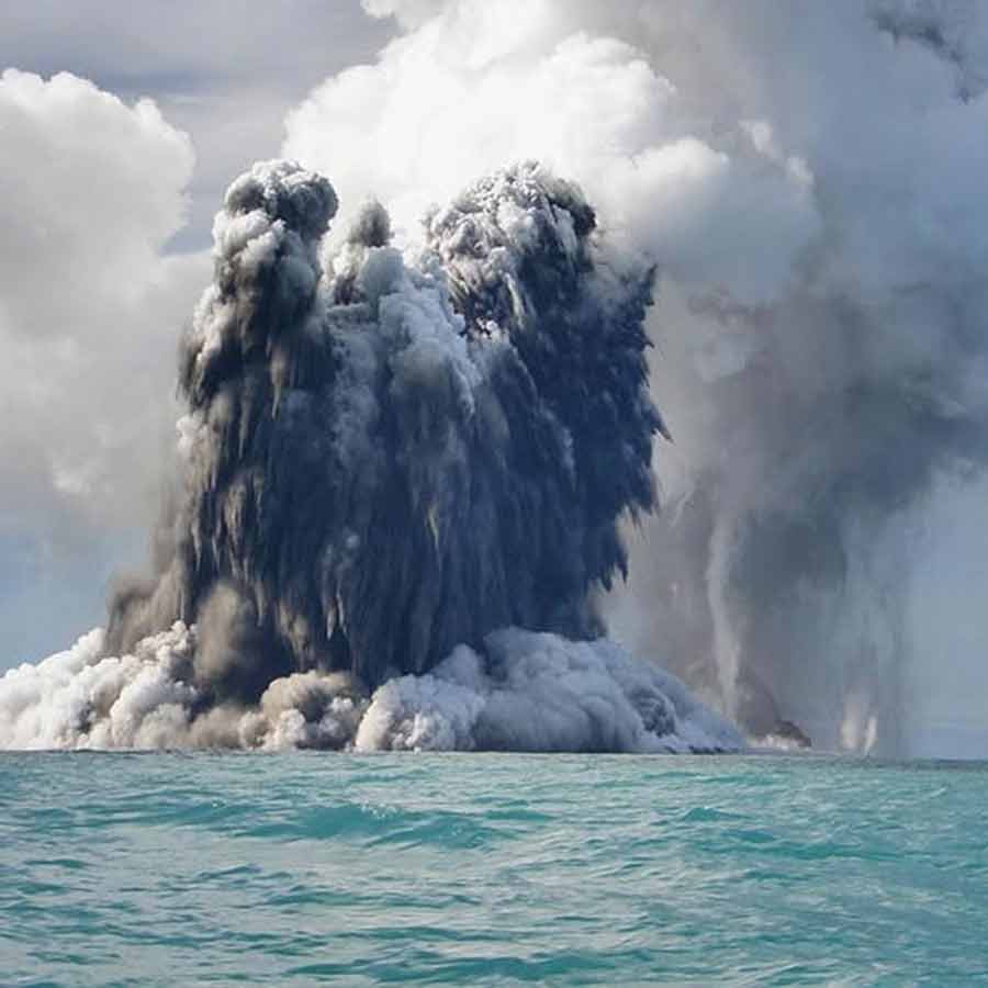 Scientists indicate a Volcanic eruption under Sea may form a new island dgtl