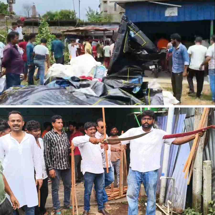 উদ্ধার অস্ত্র থেকে ত্রাণের ত্রিপল!— নিজস্ব চিত্র।