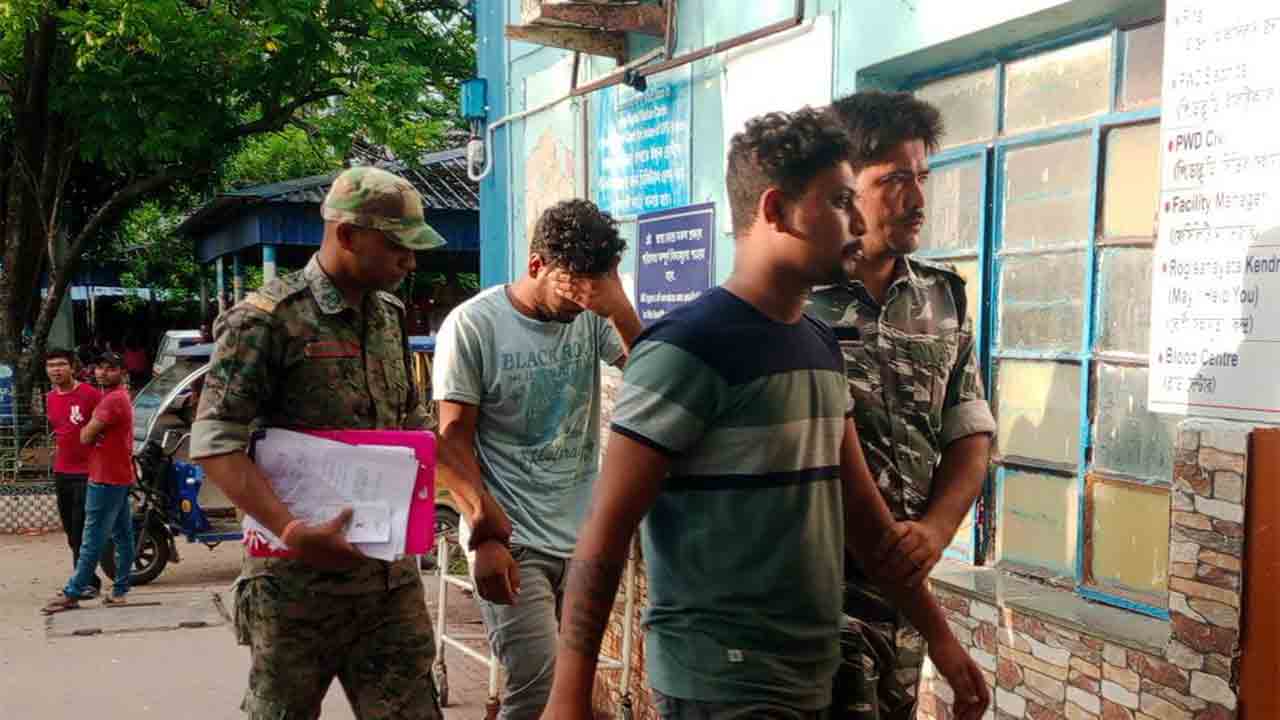 ধৃতদের ডাক্তারি পরীক্ষার জন্য পুরুলিয়া মেডিক্যাল কলেজে নিয়ে যাওয়া হচ্ছে।