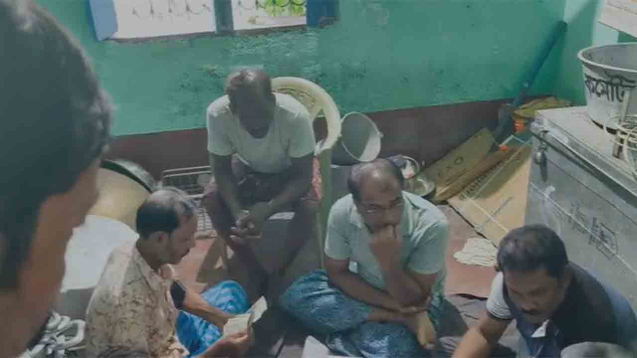 ফেরত দেওয়ার জন্য টাকার হিসাব করা হচ্ছে।