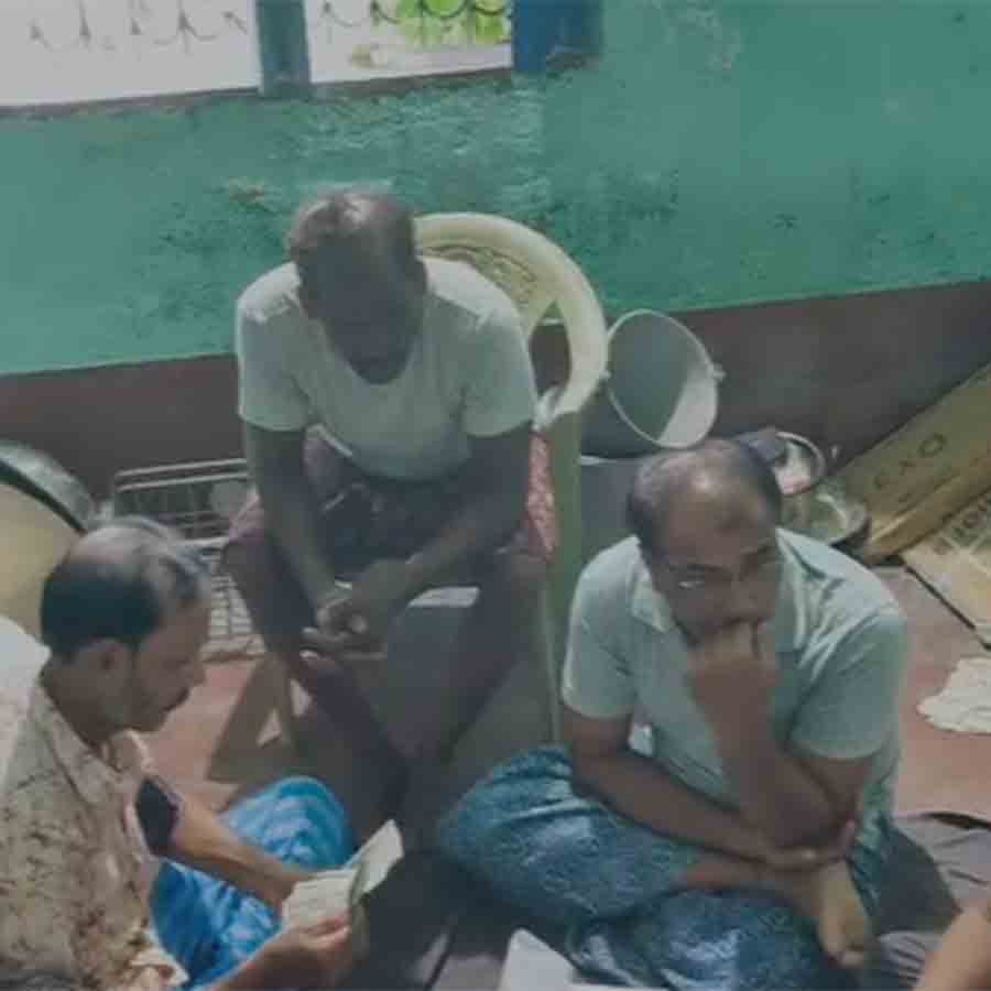 ফেরত দেওয়ার জন্য টাকার হিসাব করা হচ্ছে।