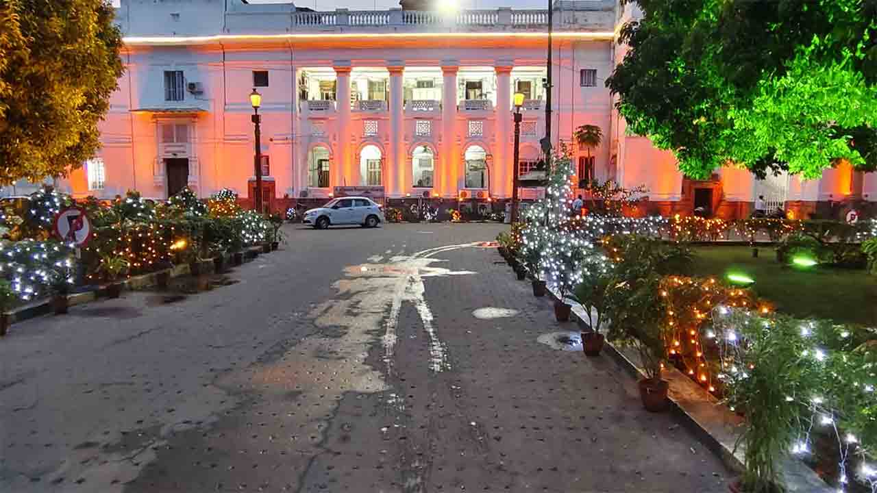 শ্যামাপ্রসাদ মুখোপাধ্য়ায়ের ১২৫তম জন্মবার্ষিকী ও বিধায়কদের প্রশিক্ষণ শিবির উপলক্ষে সজ্জিত বিধানসভা ভবন।