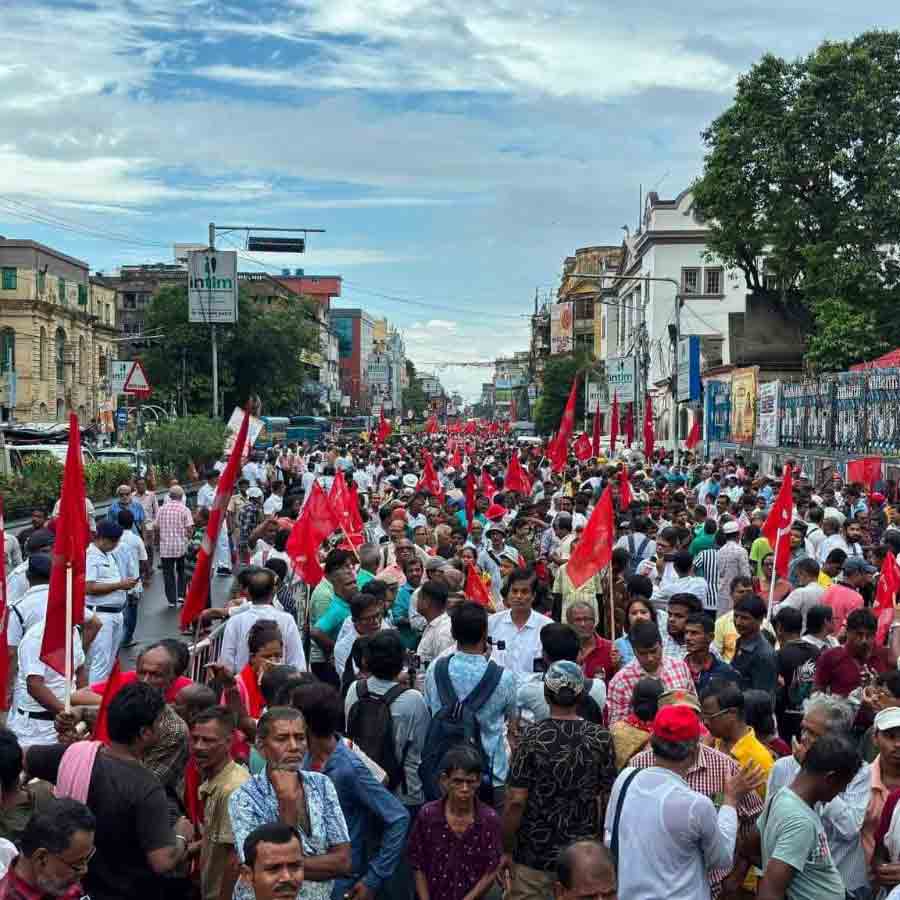 পুনর্বাসন ছাড়া উচ্ছেদের প্রতিবাদে সিপিএমের মিছিল ও জমায়েত। কলকাতায়।