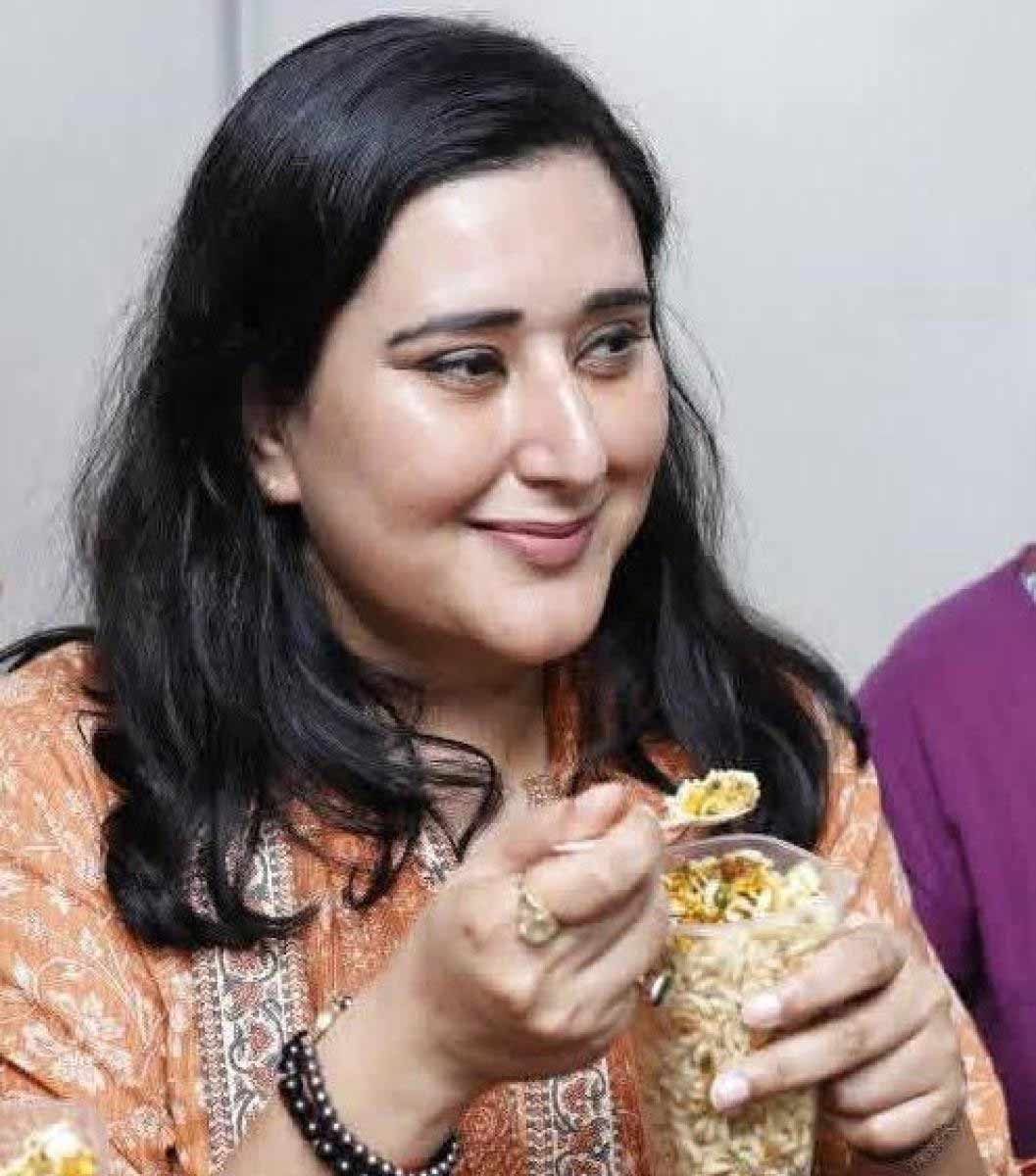 স্বাদু: ঝালমুড়ি খাচ্ছেন বাঁসুরী স্বরাজ।