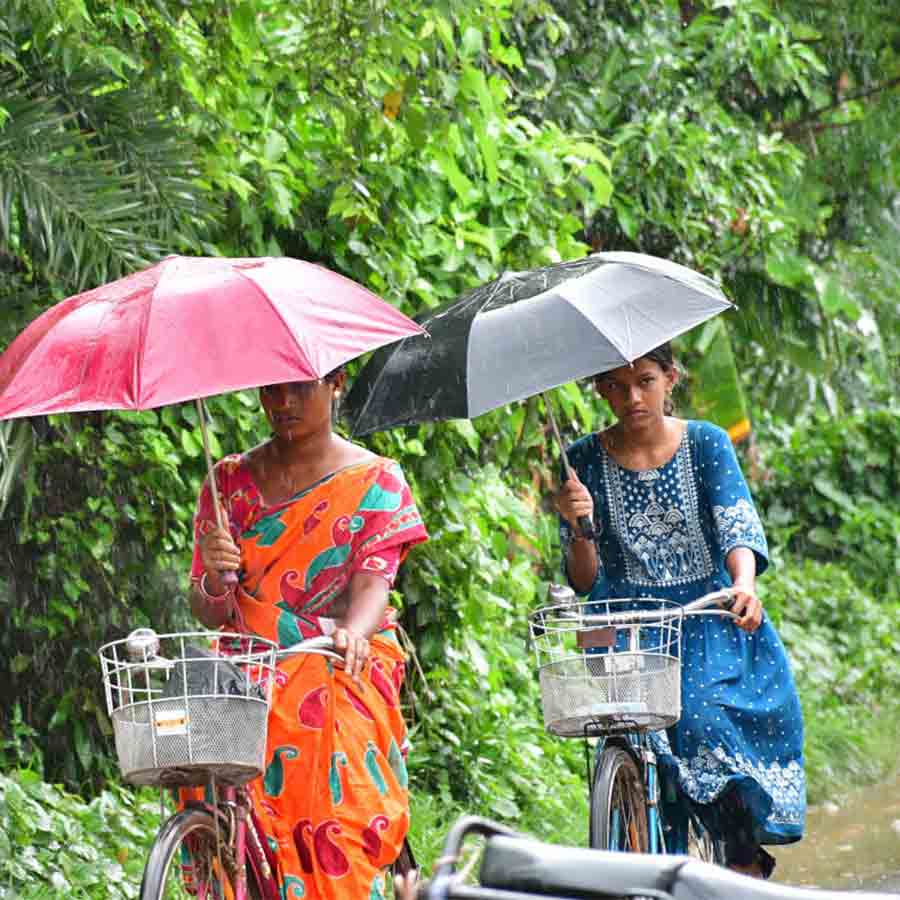 সারা দিন অঝোরে বৃষ্টির মাঝেই ছাতা মাথায় কাজে বেরনো।