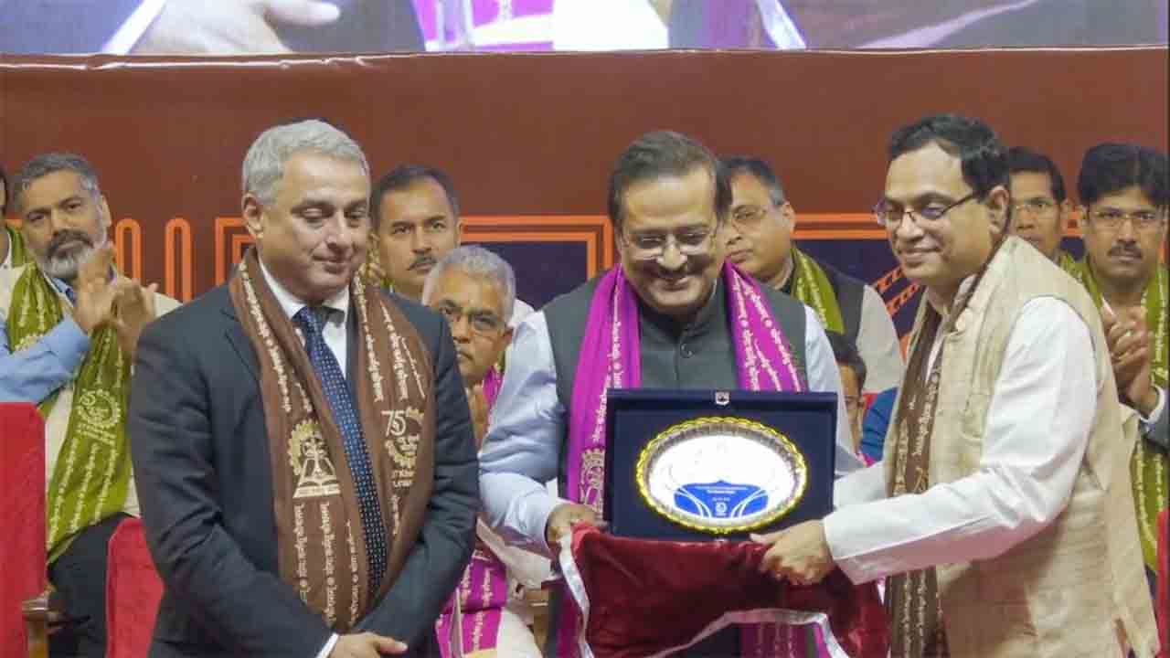মঞ্চে বিশেষ সম্মান প্রাক্তনী সুব্রত গুপ্তকে। নিজস্ব চিত্র