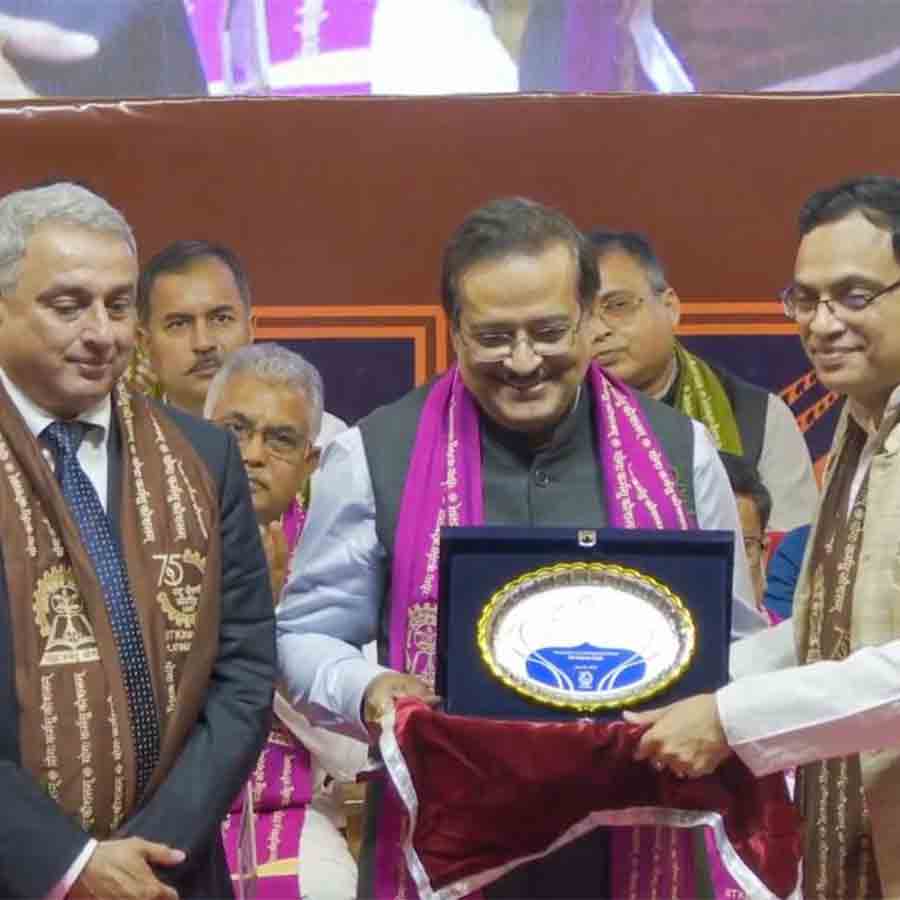 মঞ্চে বিশেষ সম্মান প্রাক্তনী সুব্রত গুপ্তকে। নিজস্ব চিত্র