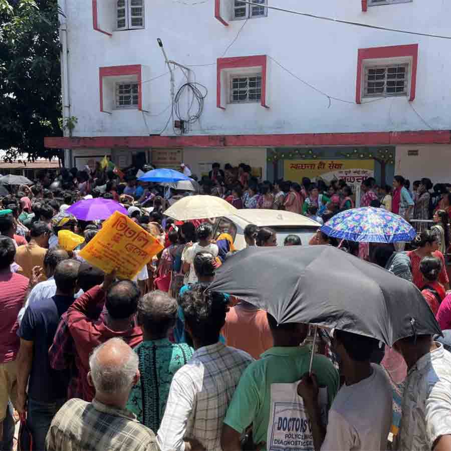 Huge crowd at Post office for aadhar udation work at jalpaiguri