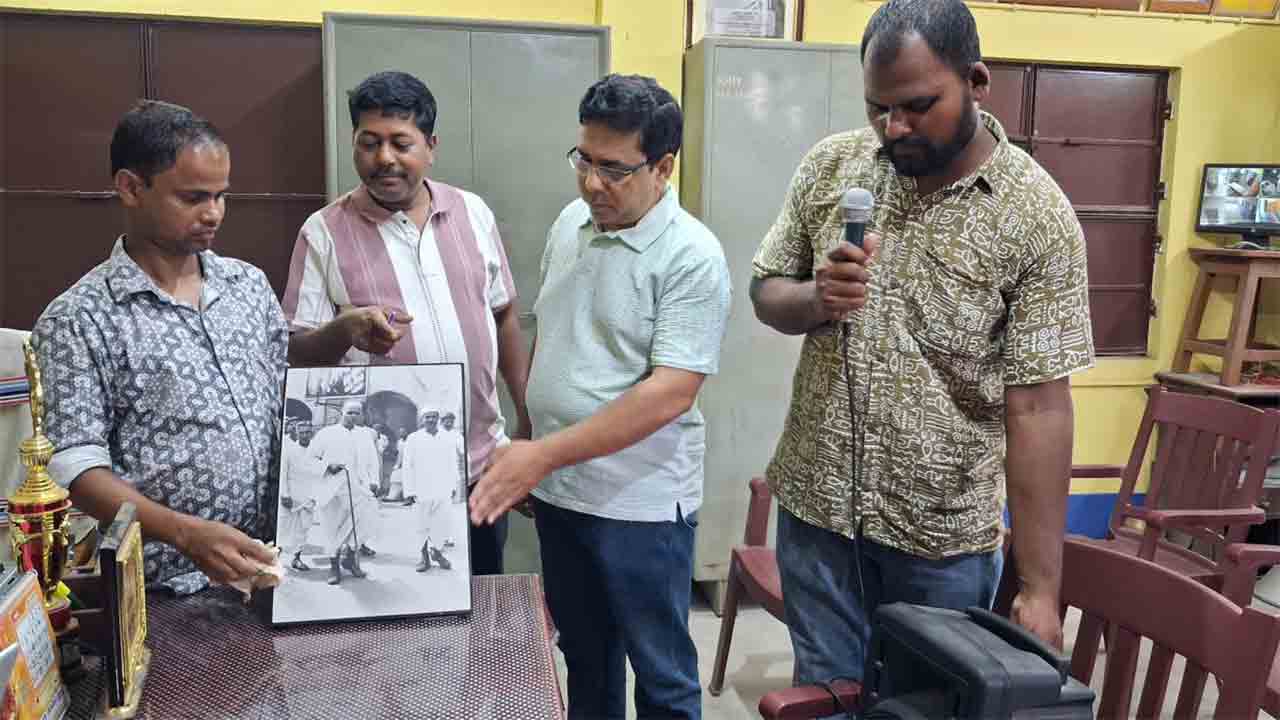 শ্যামাপ্রসাদ মুখোপাধ্যায়ের ছবি হাতে নানুর চণ্ডীদাস স্মৃতি উচ্চ বিদ্যালয়ের শিক্ষক ও কর্মীরা।