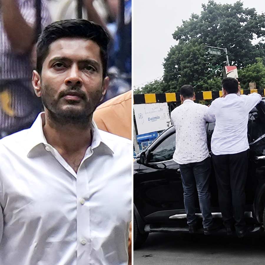 (বাঁ দিকে) সাংসদ অভিষেক বন্দ্যোপাধ্যায়। ব্যস্ত রাস্তায় তাঁর গাড়ির পাশে নিরাপত্তারক্ষীরা (ডান দিকে)।