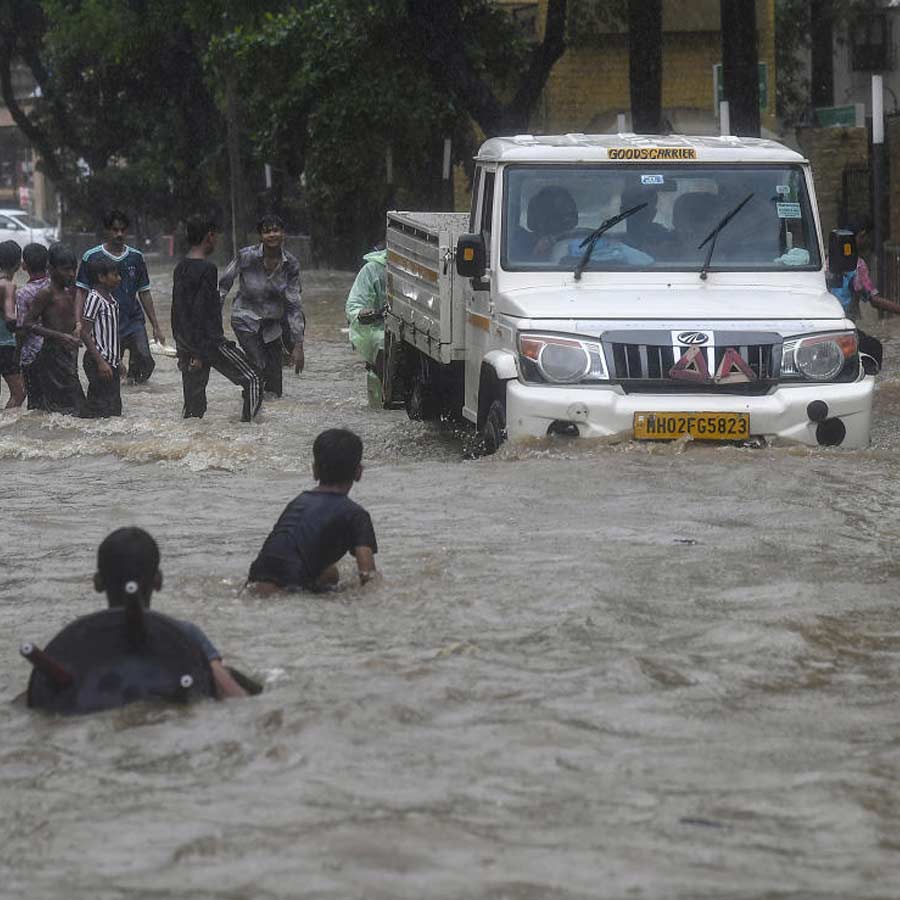 Red alert in Mumbai amid heavy rain, another death reported