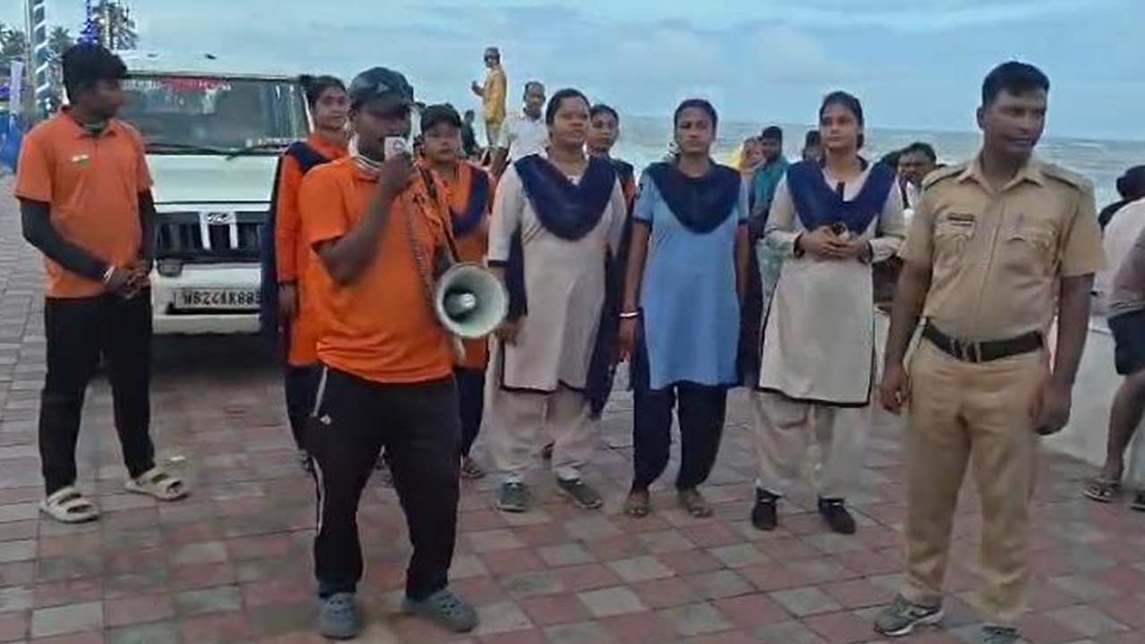 রবিবার সকালে দিঘায় মাইকিং করে সতর্ক করা হচ্ছে। 