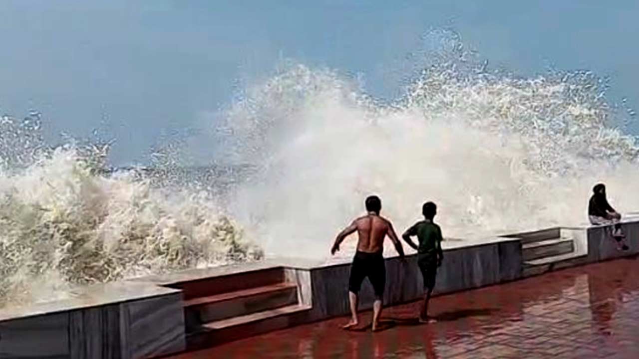 দিঘায় জলোচ্ছ্বাস।