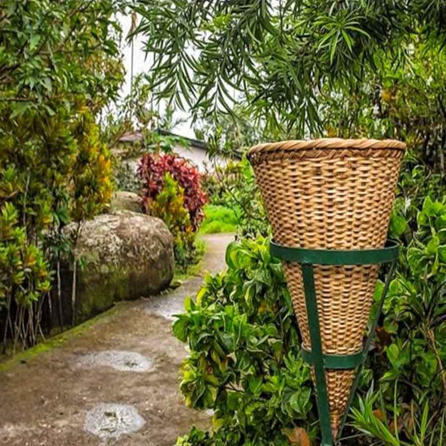 বর্জ্য ফেলার জন্য রাস্তার ধারেই রয়েছে বেতের ঝুড়ি। সব কিছুই প্রকৃতির সঙ্গে মানানসই।