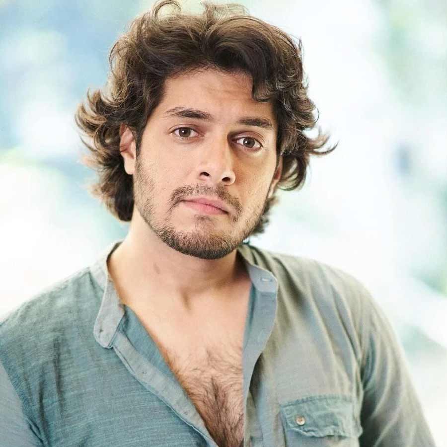 দ্বিতীয় পক্ষের পুত্র আজ়াদ আগেই উপস্থিত হন। পরে যোগ দেন প্রথম পক্ষের পুত্র জুনেইদ খান। এ দিন তাঁর পরনে ছিল খয়েরি রঙের শার্ট ও প্যান্ট। গাড়ি থেকে নেমেই সটান ঢুকে পড়েন আমিরের বাড়িতে। ছবিশিকারিদের খানিক এড়িয়েই যান তিনি।