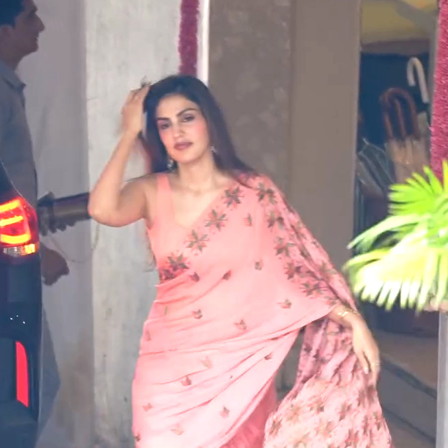 ছবিশিকারিদের ক্যামেরায় এ দিন নজর কাড়েন রিয়া চক্রবর্তী। তিনি পরেছিলেন গোলাপি রঙের শাড়ি ও ব্লাউজ়। খোলা চুলে গাড়ি থেকে নেমে ছবিশিকারিদের ক্যামেরায় ধরা দেন তিনি। এর আগে রিয়ার পডকাস্টে উপস্থিত হয়েছিলেন আমির। সুশান্ত সিং রাজপুতের মৃত্যুর পরে যে ভাবে অভিযোগের তির সামাল দিয়েছিলেন রিয়া, ওই পডকাস্টেই তার প্রশংসা করেছিলেন আমির।