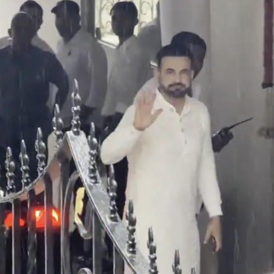 সবাইকে অবাক করে বিয়ের দিন উপস্থিত হন ক্রিকেটতারকা ইরফান পাঠান। তাঁর পরনে ছিল সাদা কুর্তা ও পাজামা। হাসিমুখেই ছবিশিকারিদের ক্যামেরায় বন্দি হন তিনি। তবে আমির বা গৌরীর সঙ্গে যে তাঁর ঘনিষ্ঠতা রয়েছে, তা অনেকেই জানতেন না।