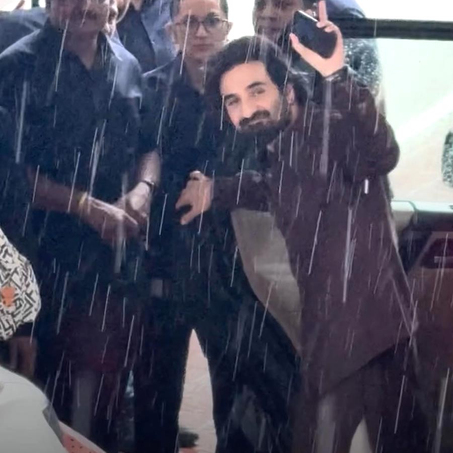 অভিনেতা তথা কৌতুকশিল্পী বীর দাসও এই দিন ছিলেন অতিথিদের তালিকায়। তিনি পরেছিলেন কালো রঙের প্যান্ট ও শার্ট। আমির প্রযোজিত ‘দিল্লি বেলি’ ছবিতে অভিনয় করেছিলেন বীর। সম্প্রতি আমিরের প্রযোজনা সংস্থার ছবি ‘হ্যাপি পটেল: খতরনাক জাসুস’-এও অভিনয় করেন তিনি।