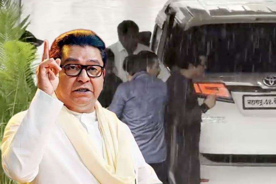 রাজনীতির জগৎ থেকেও এসেছিলেন অতিথিরা। মহারাষ্ট্র নবনির্মাণ সেনার চেয়ারম্যান রাজ ঠাকরে সস্ত্রীক উপস্থিত হয়েছিলেন। বৃষ্টি মাথায় নিয়ে আসেন। তবে অল্প কিছু ক্ষণ থেকেই বেরিয়ে যান। বেরোনোর সময়ে আমিরকে স্নেহের আলিঙ্গন করেন তিনি।