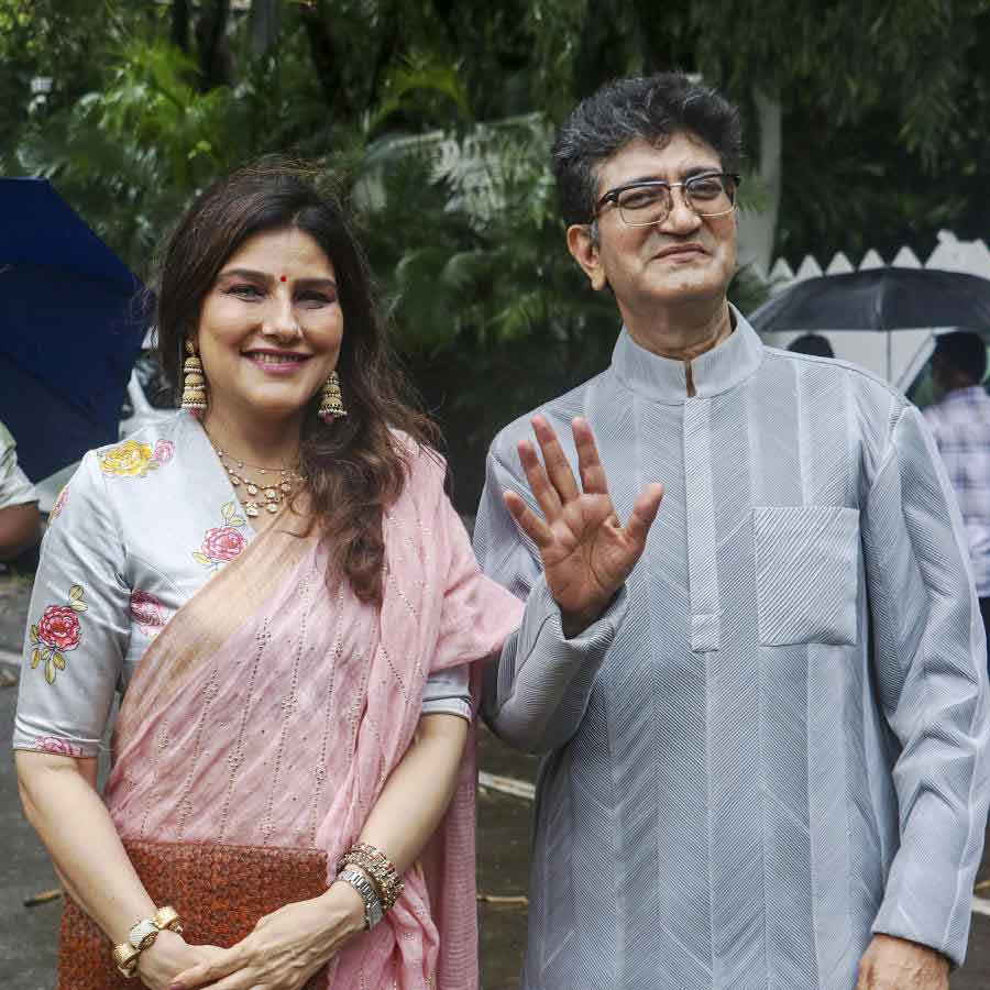 সস্ত্রীক উপস্থিত ছিলেন প্রসার ভারতীর চেয়ারম্যান প্রসূন জোশী। কালো রঙের প্যান্ট ও ধূসর রঙের কুর্তা পরেছিলেন তিনি। স্ত্রীর পরনে ছিল হালকা গোলাপি রঙের শাড়ি।