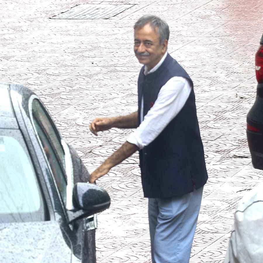  রাজকুমার হিরানীর ‘থ্রি ইডিয়ট্স’ ছবিতে অভিনয় করেছিলেন আমির। সেই বিখ্যাত ছবির পরিচালকও এই দিন আসেন। আমির ও গৌরী বিয়ের অন্দরমহলে যখন নাচছিলেন, তা সামনের সারিতে বসে দেখছিলেন হিরানী। আমির গৌরীর পাশে ছিলেন ‘লগান’ ছবির অভিনেতারা।