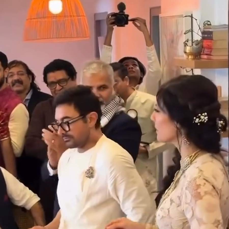 বিয়েতে দুধসাদা রঙের কুর্তা পাজামা বেছে নিয়েছিলেন আমির। অন্য দিকে, বেজ রঙের লেহঙ্গা পরেছিলেন গৌরী। আইন মেনে বিয়ে হওয়ার পরেই গৌরীর হাতে চুম্বন করতে দেখা যায় আমিরকে, যা দেখে আনন্দে করতালি দেন সবাই।