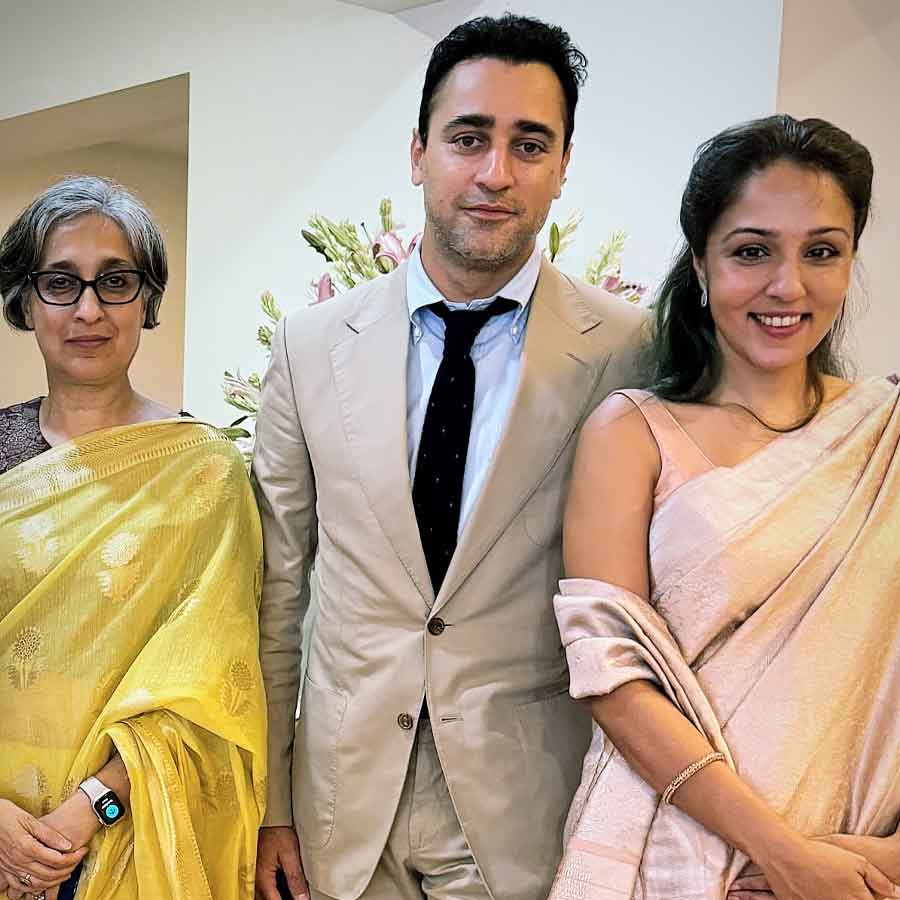 আমিরের বিয়েতে উপস্থিত ছিলেন অভিনেতা-ভাগ্নে ইমরান খান। সঙ্গে ছিলেন প্রেমিকা লেখা ওয়াশিংটন। সমাজমাধ্যমে সেই ছবি ভাগ করে নিয়েছেন লেখা। শুভেচ্ছা জানিয়ে ভিডিয়োও ভাগ করে নেন তিনি।