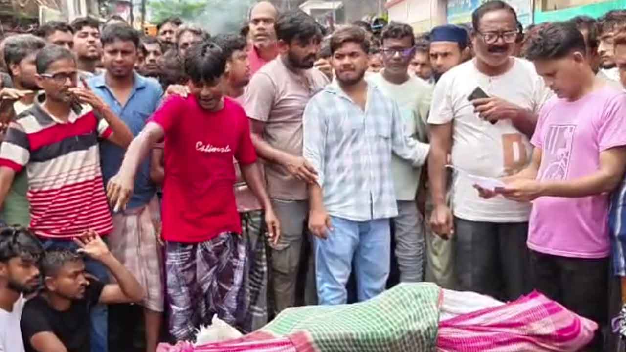 বারুইপুরে দেহ ঘিরে বিক্ষোভ।