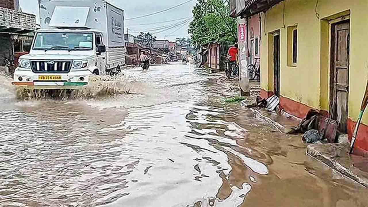 রাস্তার জল বাড়ির দুয়ারে। জয়পুর বেলটাঁড় মোড়-মুকুন্দপুর রাস্তায়।