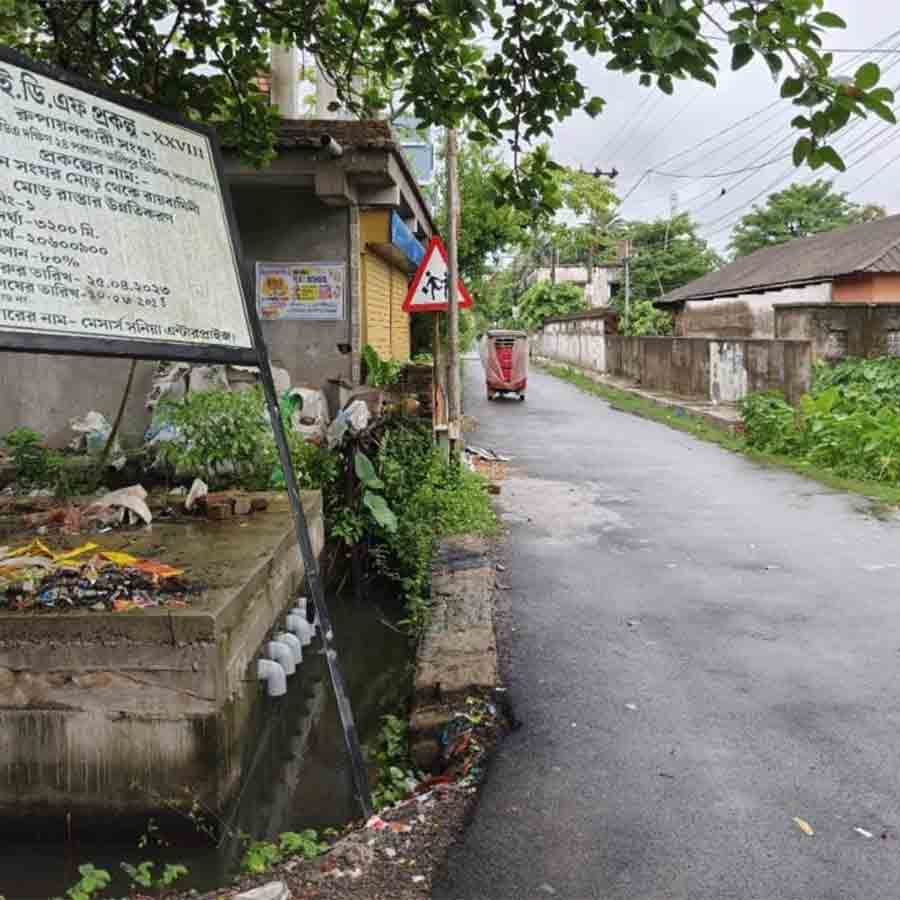 হাই স্কুল পাড়ায় রাস্তা নির্মাণের এই বোর্ড ঘিরেই তৈরি হয়েছে বিতর্ক।