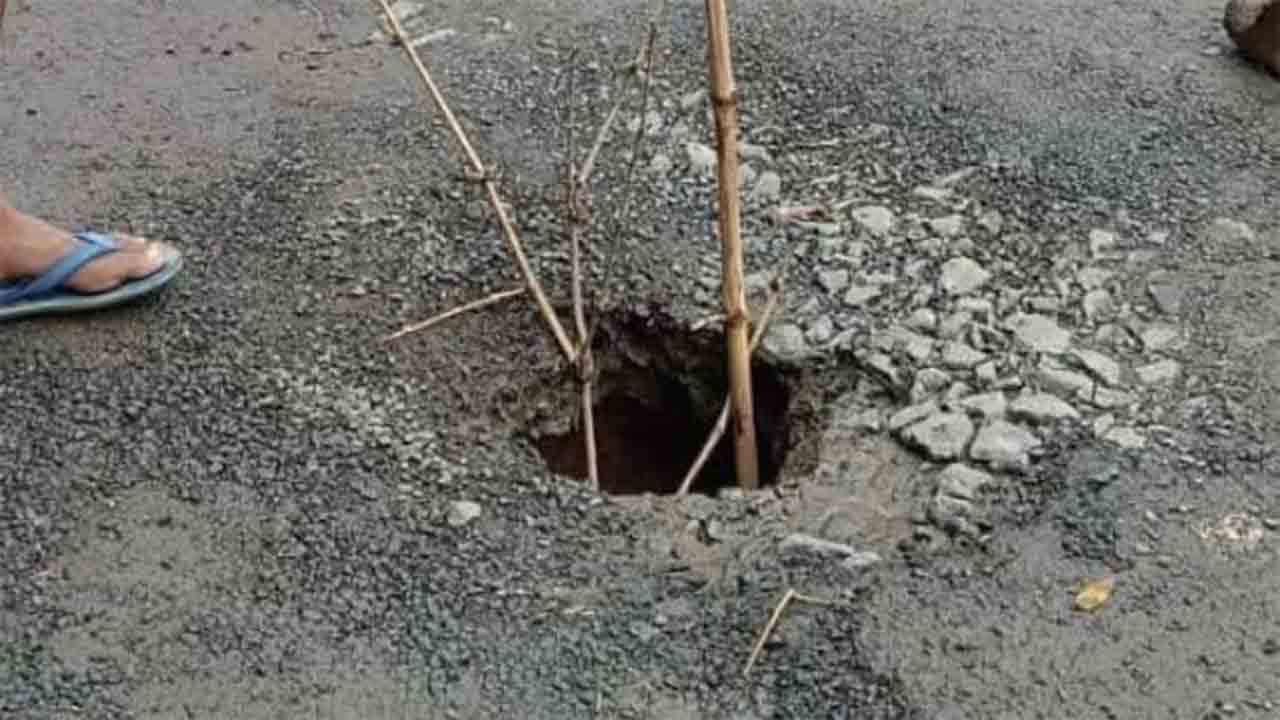 ডোমঘাটে বাঁধের রাস্তায় গর্ত।