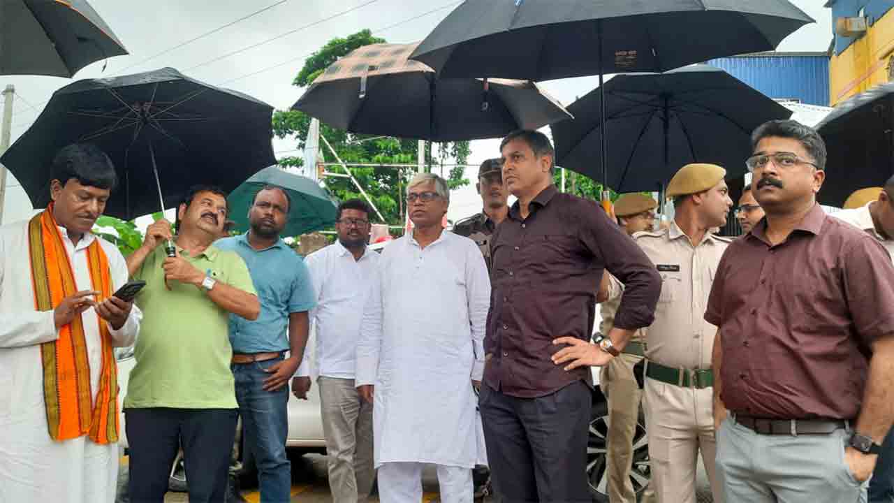 পাম্প হাউসের কাজ পরিদর্শনে সেচমন্ত্রী, প্রধান সচিব-সহ প্রশাসনের  আধিকারিকেরা। ঘাটালের কৃষ্ণনগরে।