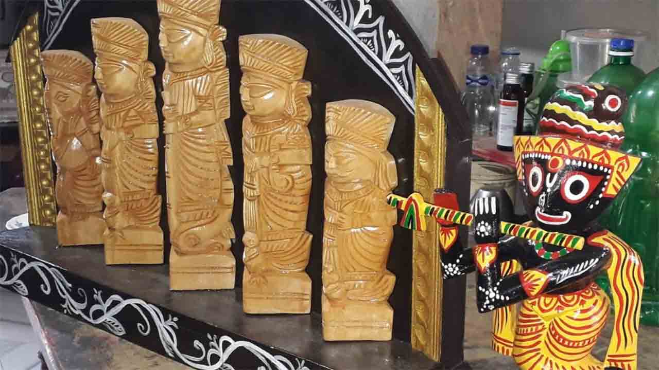 নতুনগ্রামের কাঠের পুতুল।