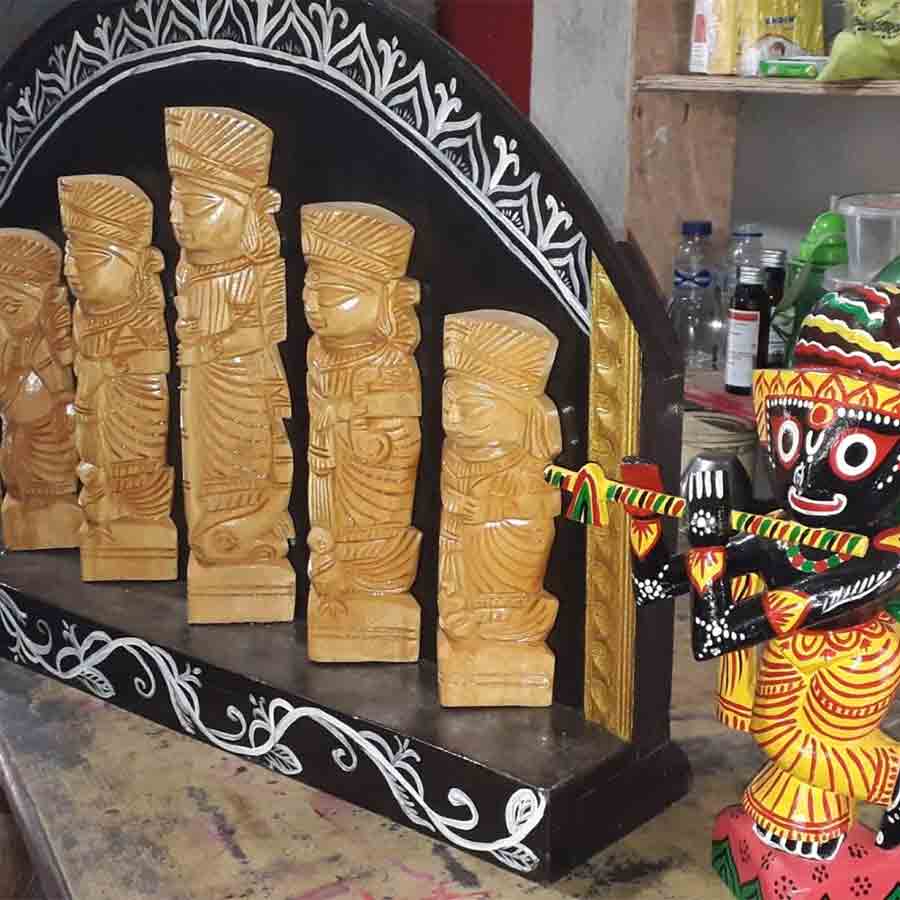 নতুনগ্রামের কাঠের পুতুল।