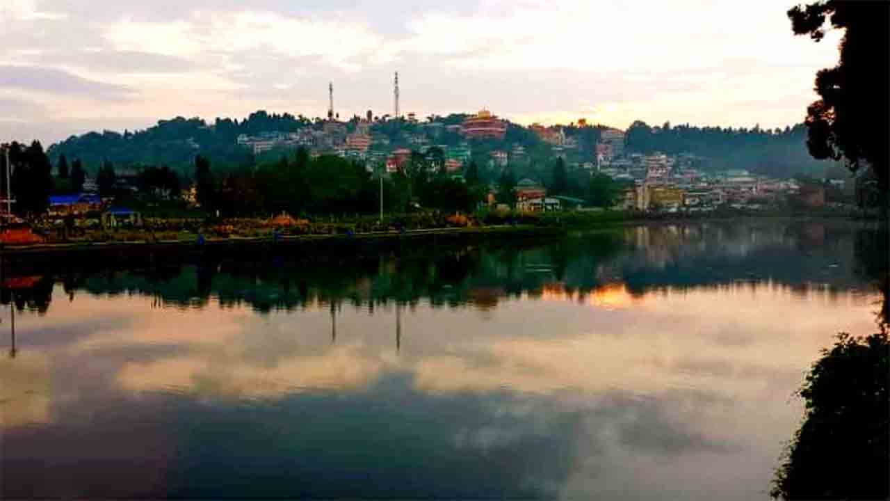 সৌন্দর্যায়নের অপেক্ষায় মিরিক লেক।