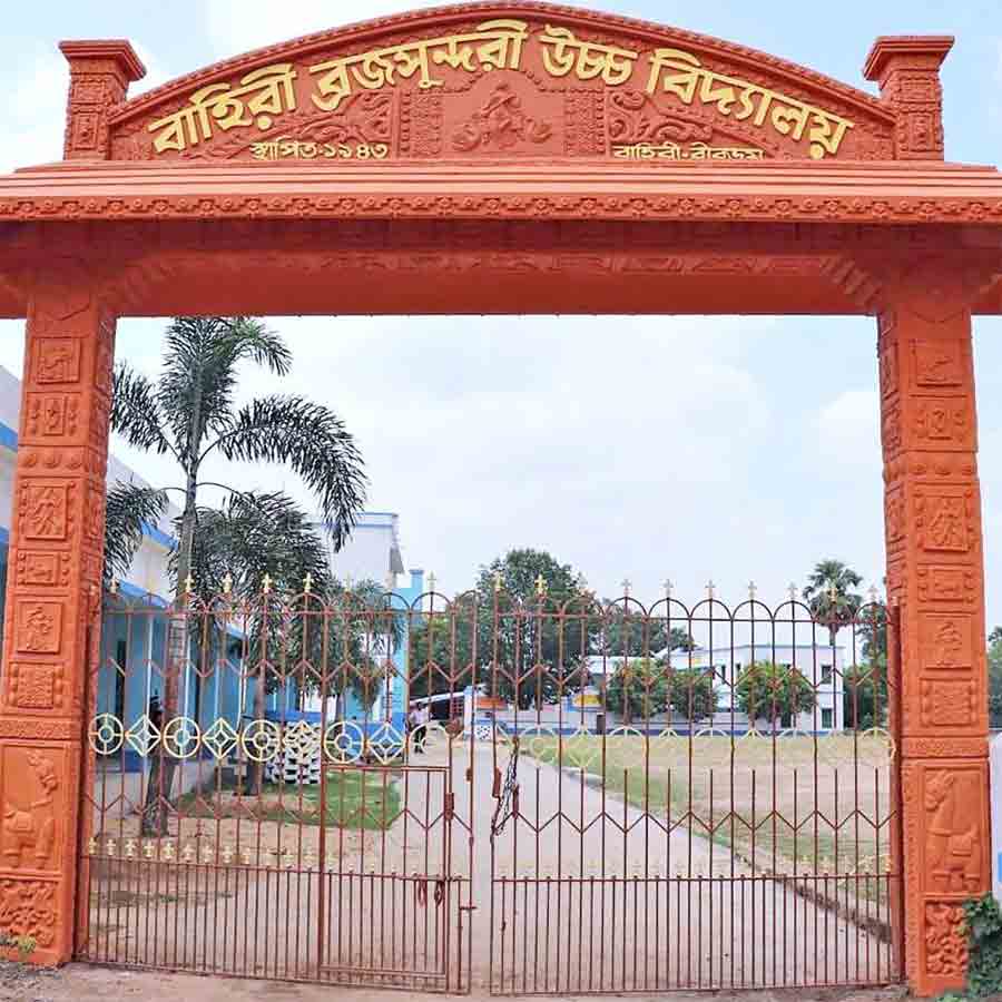 শ্যামাপ্রসাদ মুখোপাধ্যায়ের উদ্যোগে প্রতিষ্ঠিত বোলপুর বাহিরী ব্রজসুন্দরী উচ্চ বিদ্যালয়।