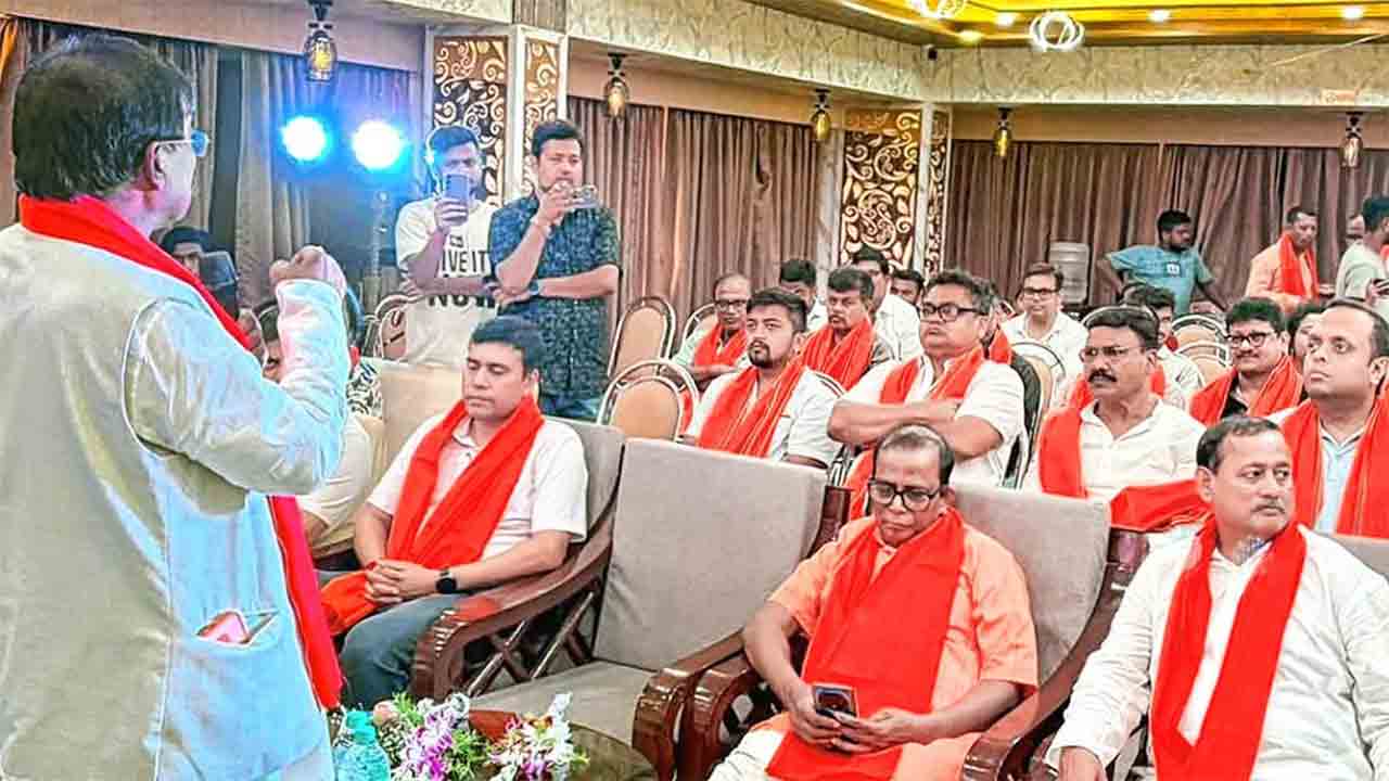 বিজেপির সাংসদ, বিধায়কদের সঙ্গে কুপার্সের তৃণমূল নেতা দিলীপ দাস।