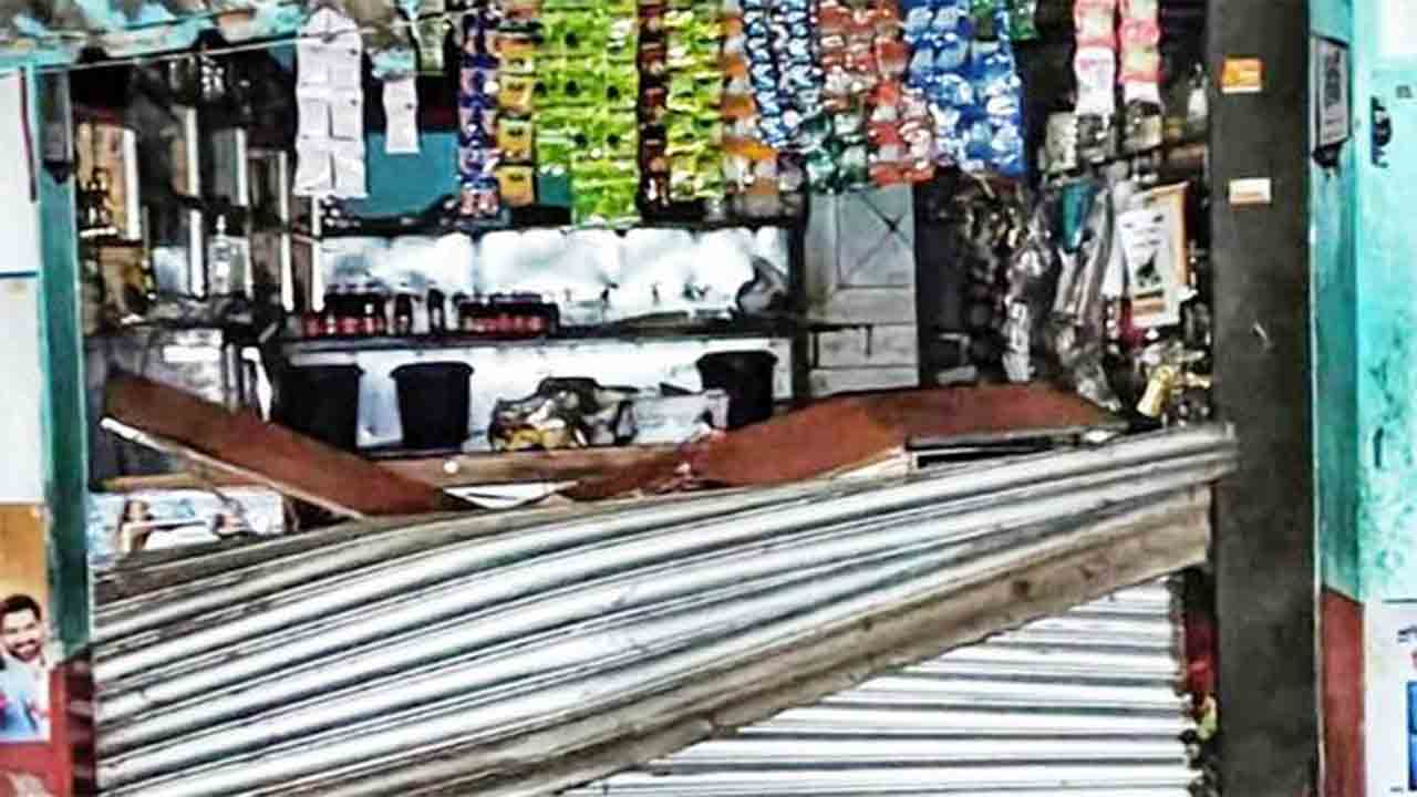 হাতির হানায় ভাঙল দোকান। ফুলবেড়িয়া মোড়ে।
