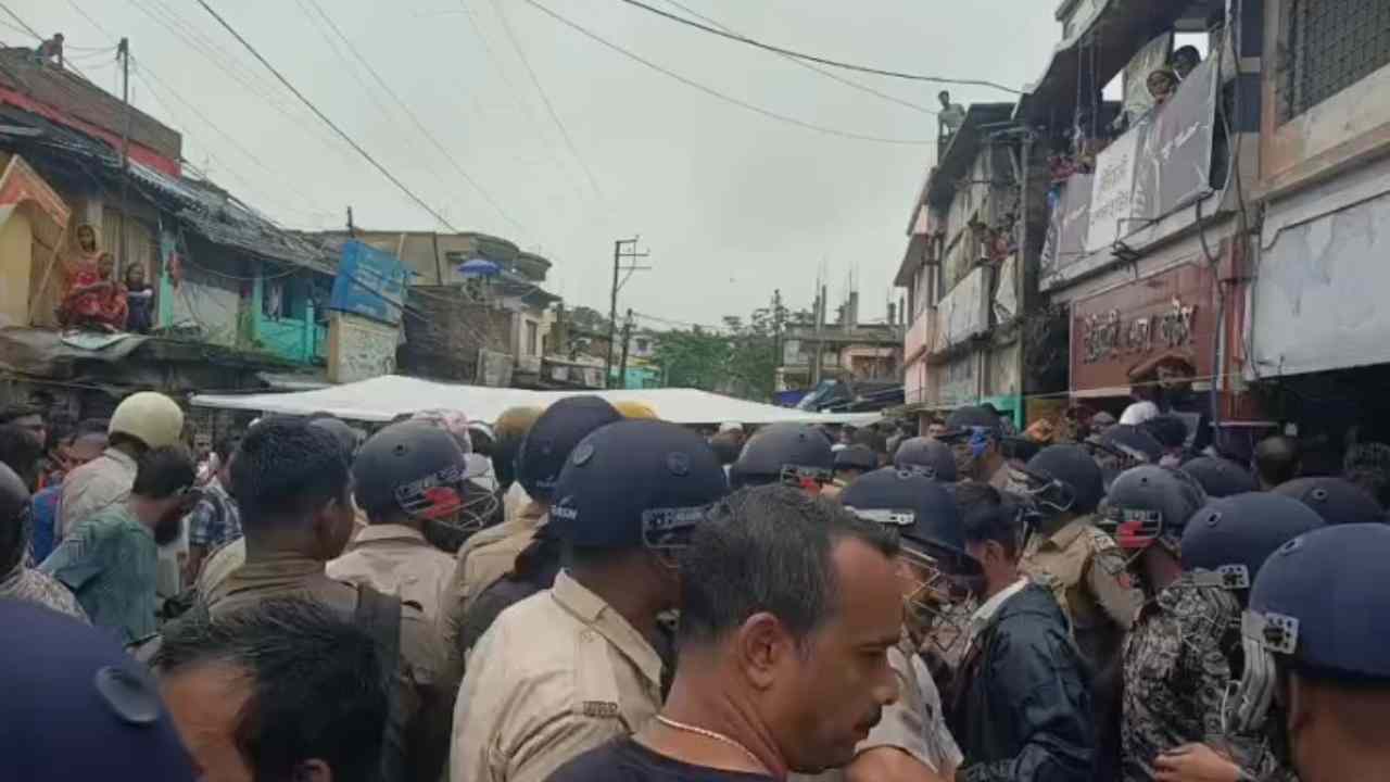 রবিবার দুপুরে বারুইপুরের ঘটনাস্থলে মোতায়েন পুলিশ।