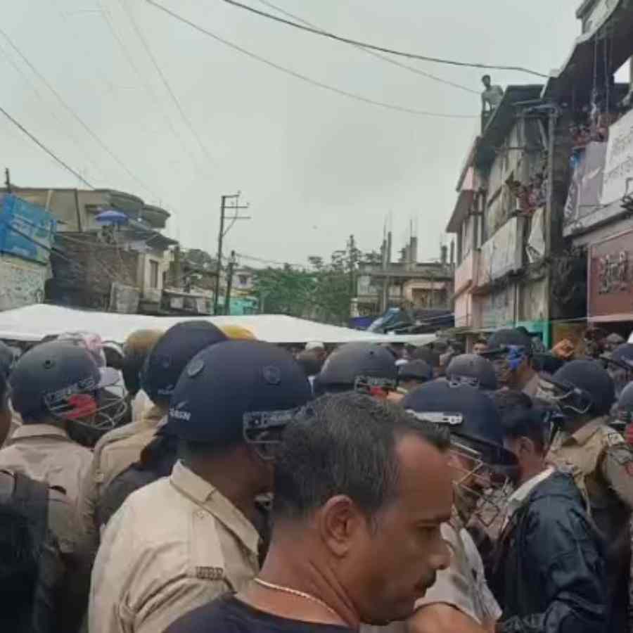 রবিবার দুপুরে বারুইপুরের ঘটনাস্থলে মোতায়েন পুলিশ।