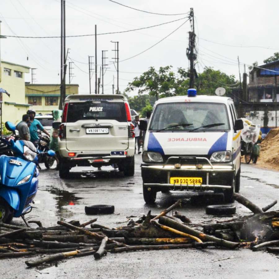 বারুইপুরে নাবালিকার দেহ উদ্ধারের পর রাস্তা আটকে বিক্ষোভ। রবিবার।